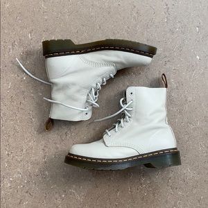 Dr. Martens 8 Eye Pascal in beige / taupe US 7